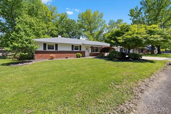 $220,000 | 2413 West Lake Drive, Highland, IL 62249