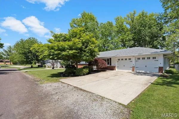 $220,000 | 2413 West Lake Drive, Highland, IL 62249