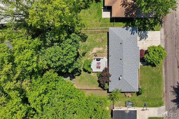$220,000 | 2413 West Lake Drive, Highland, IL 62249