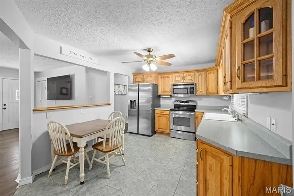 $220,000 | 2413 West Lake Drive, Highland, IL 62249