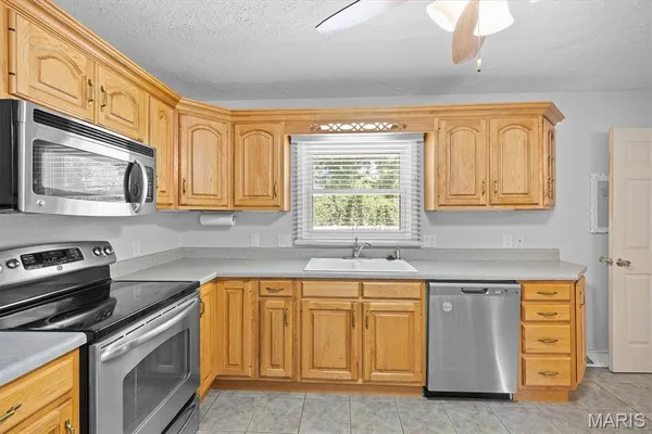 $220,000 | 2413 West Lake Drive, Highland, IL 62249