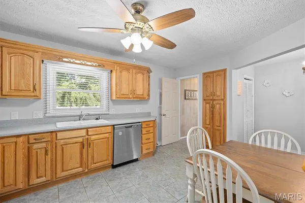 $220,000 | 2413 West Lake Drive, Highland, IL 62249