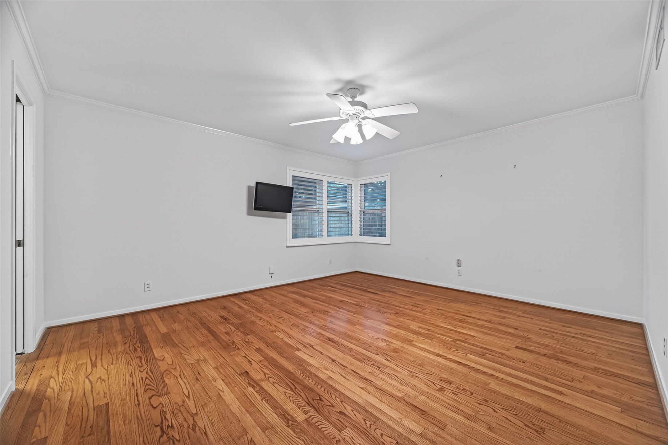 5638 Sanford Road Houston, TX 77096 - Photo 27 of 41 The primary bedroom overlooks a lush backyard, offering a bright and peaceful setting, and features a spacious walk-in closet.