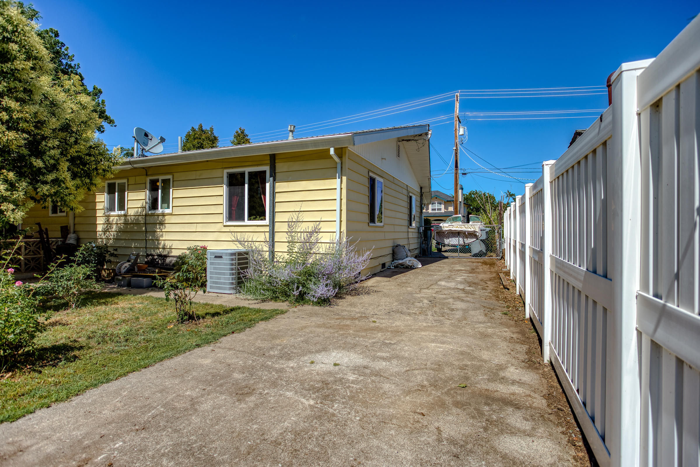 6762 Riverside Drive Redding, CA 96001 - Photo 11 of 39 Extra Deep RV/Boat Parking