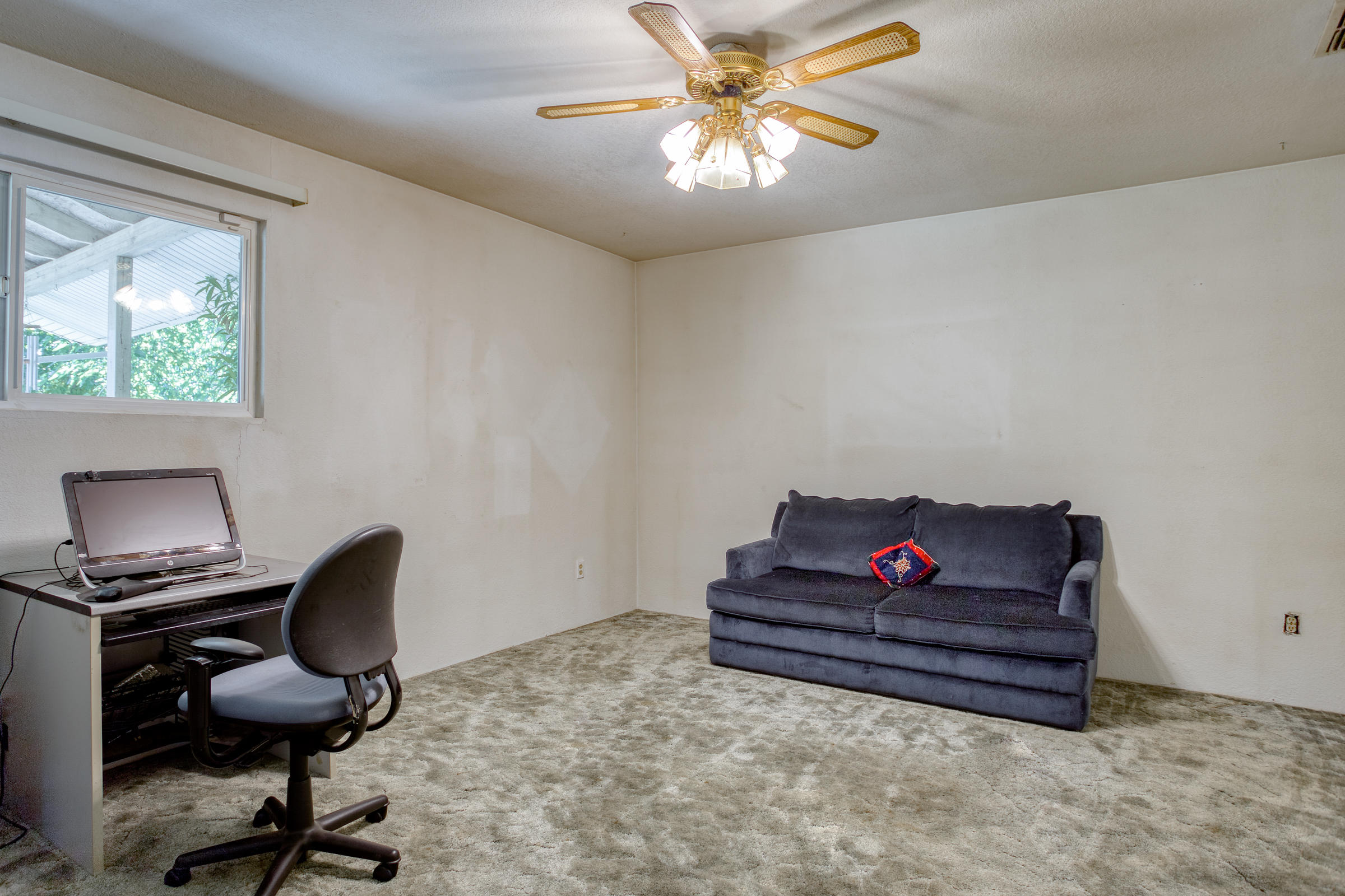 6762 Riverside Drive Redding, CA 96001 - Photo 4 of 39 Bonus Rm/ Den/ 4th Bedroom?