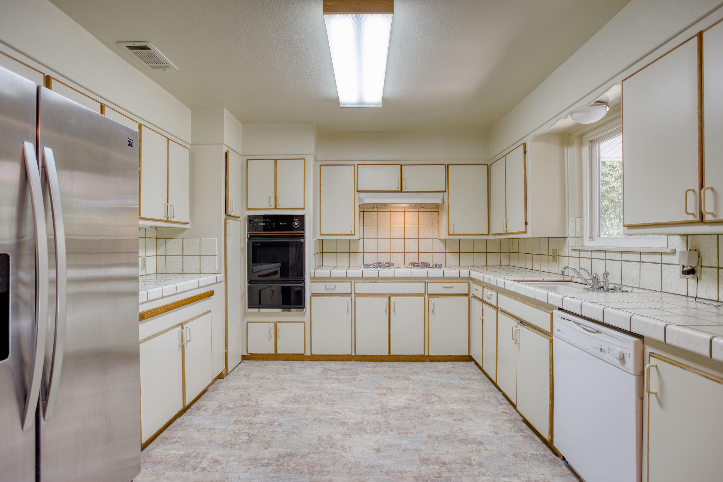 6762 Riverside Drive Redding, CA 96001 - Photo 6 of 39 Kitchen