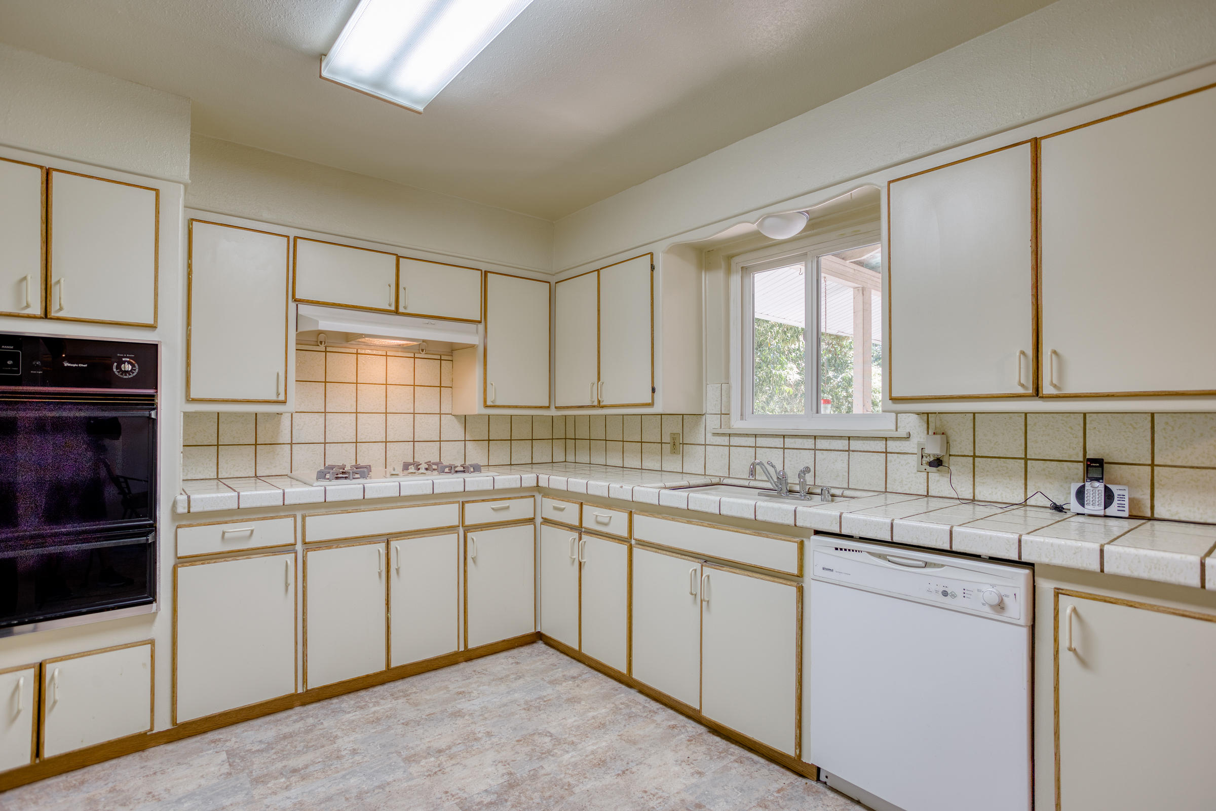 6762 Riverside Drive Redding, CA 96001 - Photo 7 of 39 Kitchen