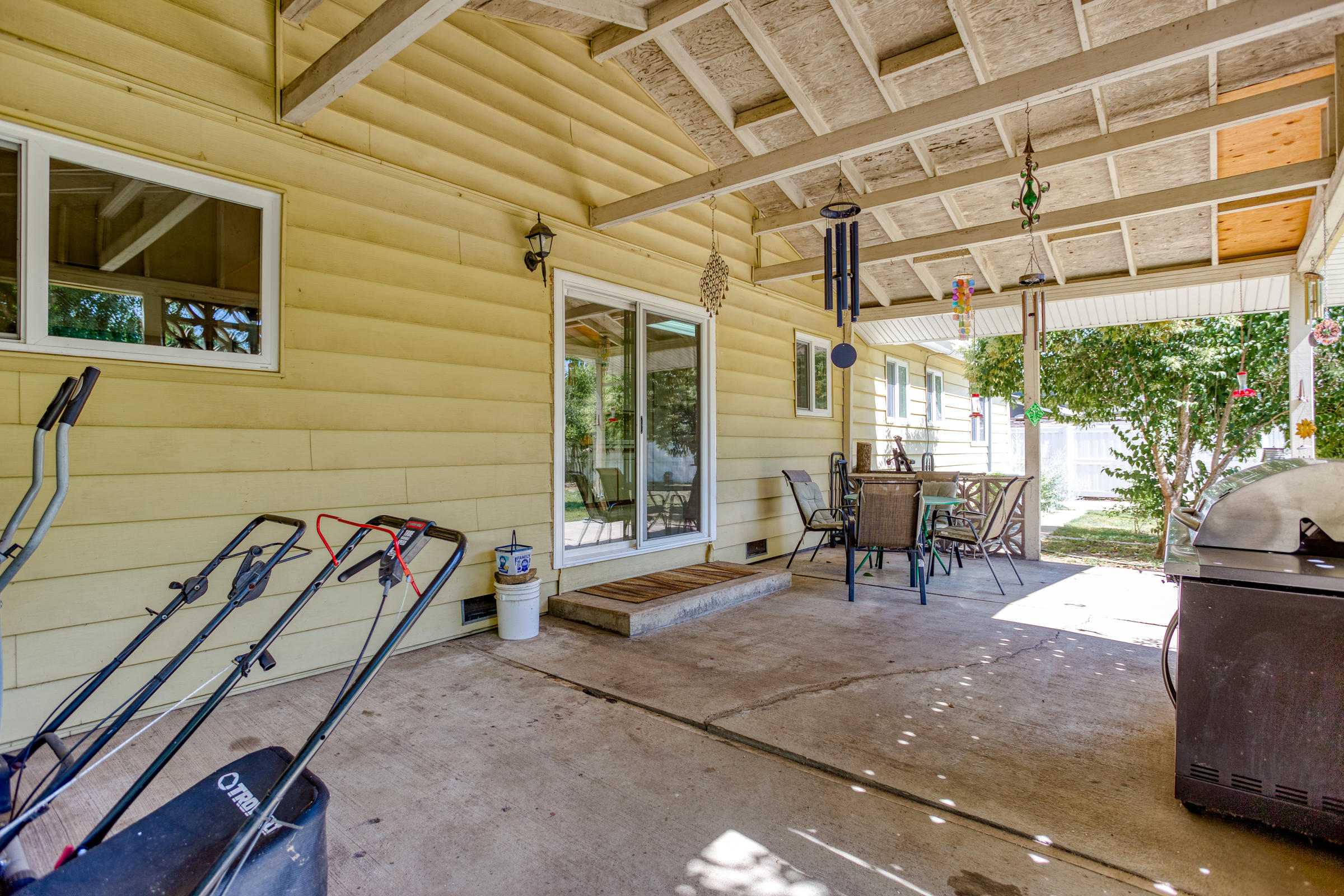 6762 Riverside Drive Redding, CA 96001 - Photo 8 of 39 Large Covered Patio