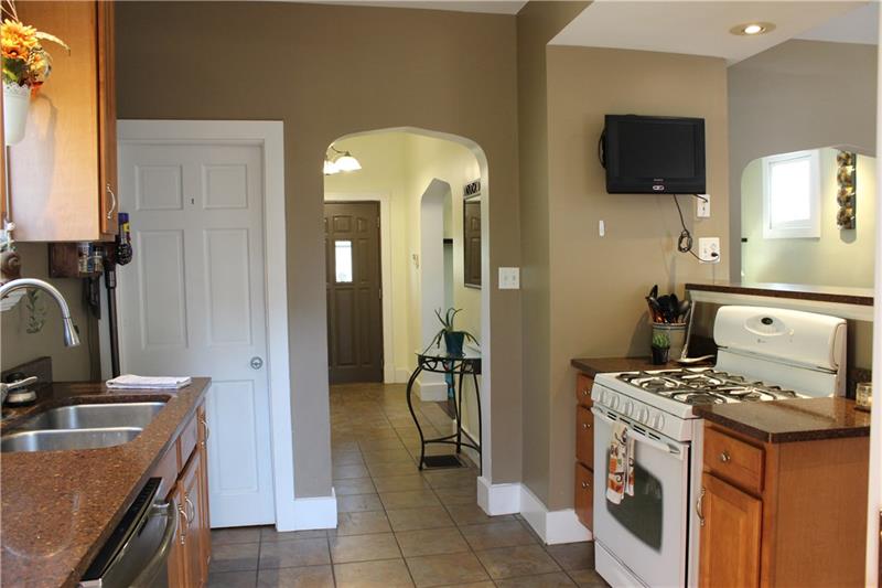 736 Noblestown Road Green Tree, PA 15106 - Photo 4 of 19 Gallery Image 4
