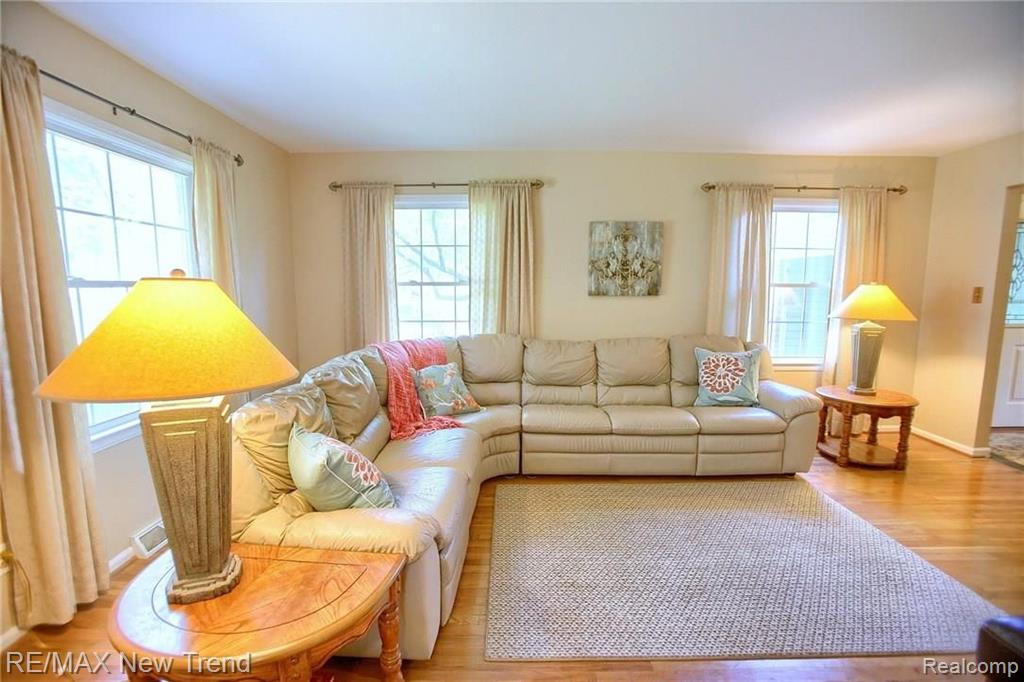 36307 West Lyman Road Farmington Hills, MI 48331 - Photo 6 of 33