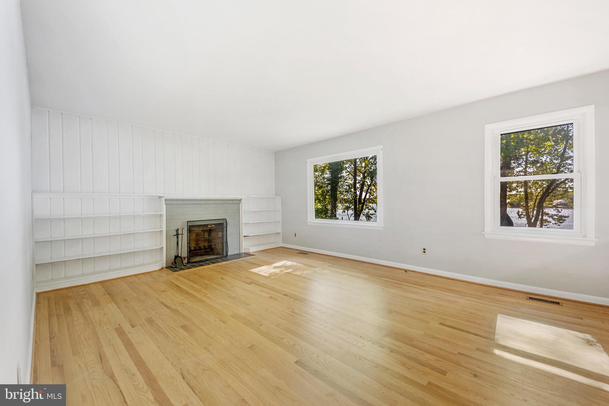 24564 Half Pone Point Road Hollywood, MD 20636 - Photo 5 of 27 Living Room