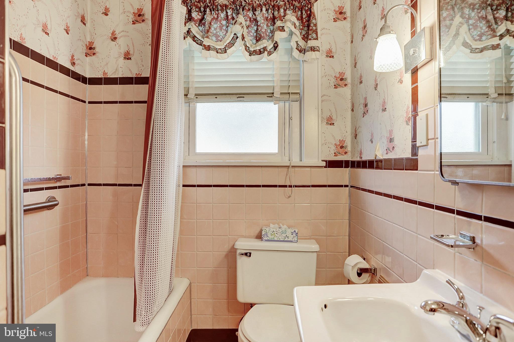 1406 Sandhill Road Lebanon, PA 17046 - Photo 20 of 31 Full Bathroom 2 - view 2