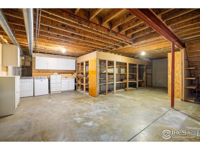 a view of yard with green space