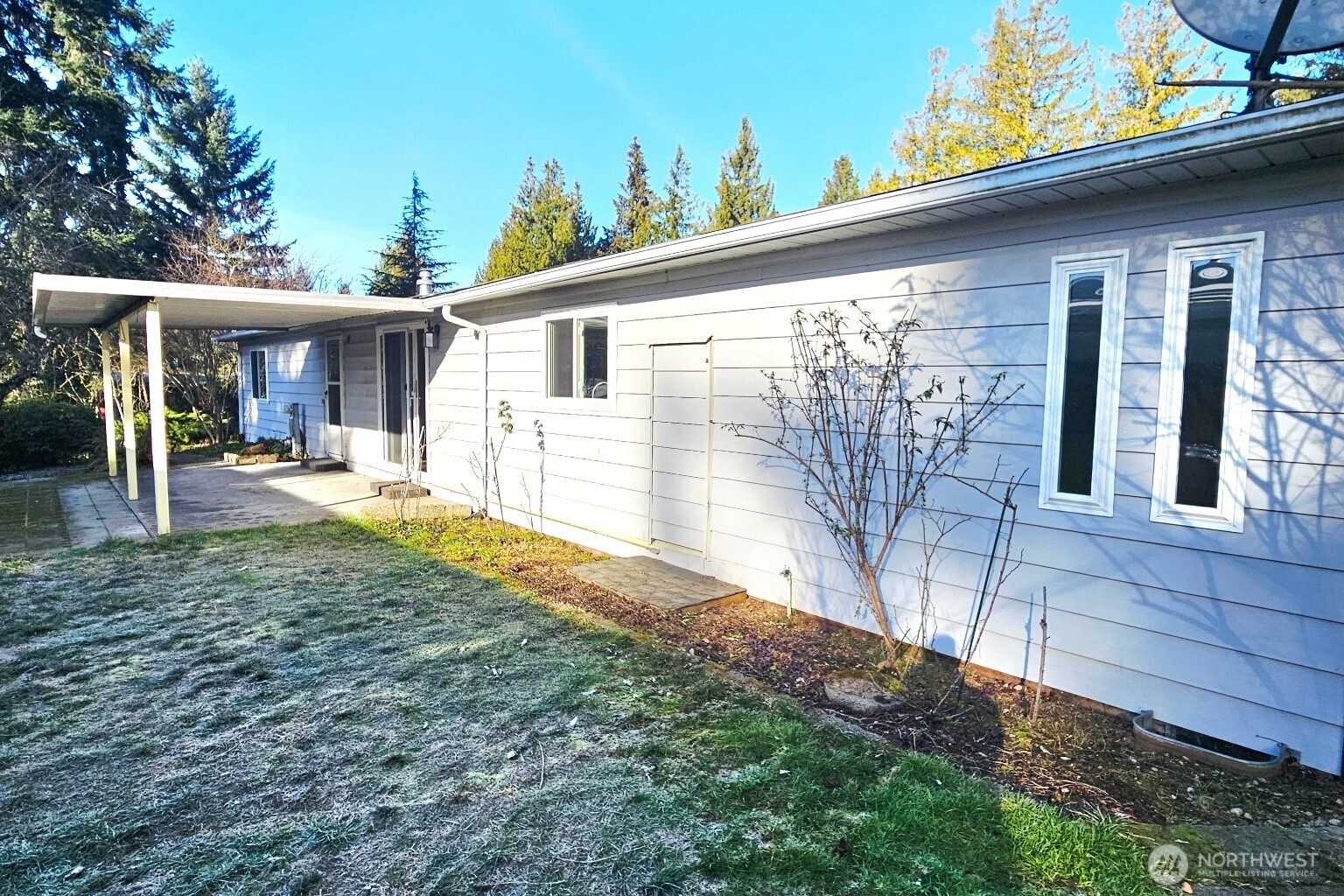 a view of a house with backyard and sitting area
