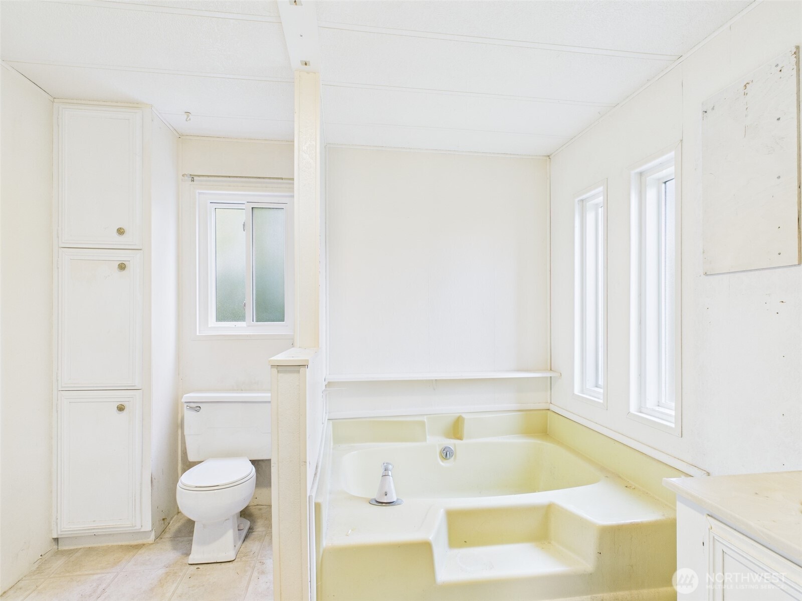 201 Union Avenue Southeast, Unit 183 Renton, WA 98059 - Photo 23 of 30 a bathroom with a bathtub and a toilet