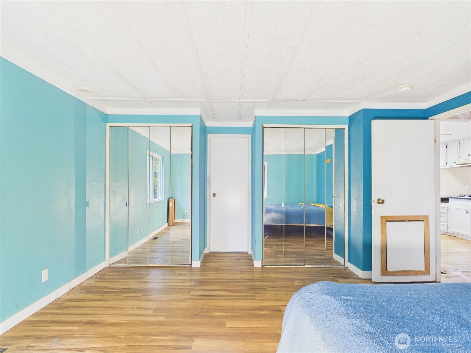 201 Union Avenue Southeast, Unit 183 Renton, WA 98059 - Photo 27 of 30 a bedroom with windows and a bed