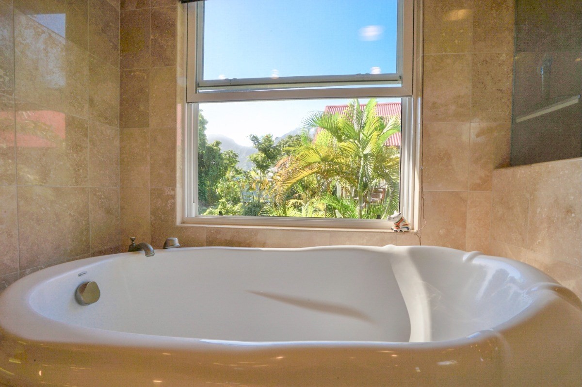 4412 Aku Road Hanalei, HI 96714 - Photo 15 of 30 a bathroom with a bathtub
