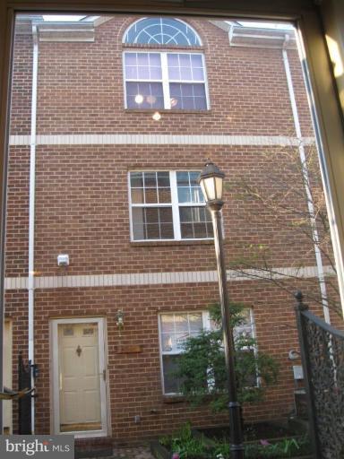 3094 South Glebe Road, Unit 3094 Arlington, VA 22206 - Photo 2 of 26 Front View