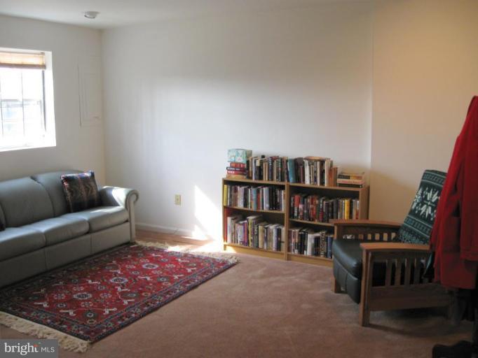 3094 South Glebe Road, Unit 3094 Arlington, VA 22206 - Photo 13 of 26 Family Room