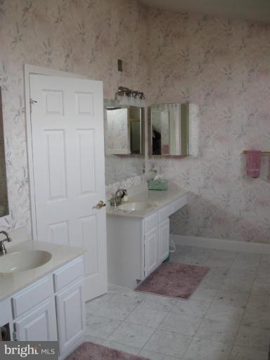 3094 South Glebe Road, Unit 3094 Arlington, VA 22206 - Photo 16 of 26 Master Bath
