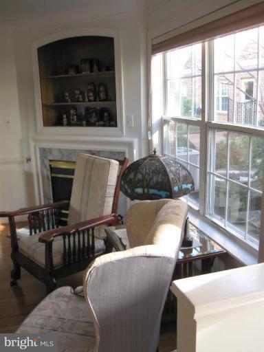3094 South Glebe Road, Unit 3094 Arlington, VA 22206 - Photo 4 of 26 Living Room