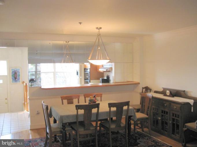 3094 South Glebe Road, Unit 3094 Arlington, VA 22206 - Photo 6 of 26 Dining Area