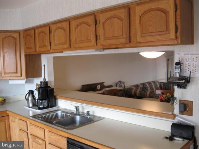 3094 South Glebe Road, Unit 3094 Arlington, VA 22206 - Photo 8 of 26 Breakfast bar/passthrough