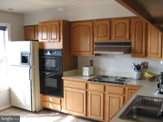 3094 South Glebe Road, Unit 3094 Arlington, VA 22206 - Photo 10 of 26 Kitchen - another view