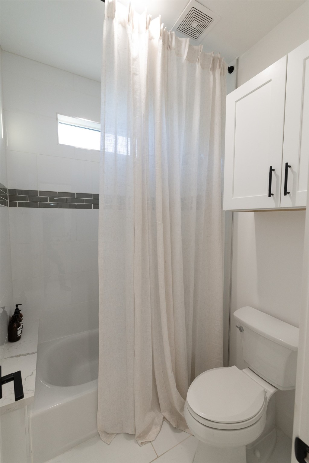 1206 Hamblen Street Houston, TX 77009 - Photo 24 of 28 a bathroom with a toilet and a shower
