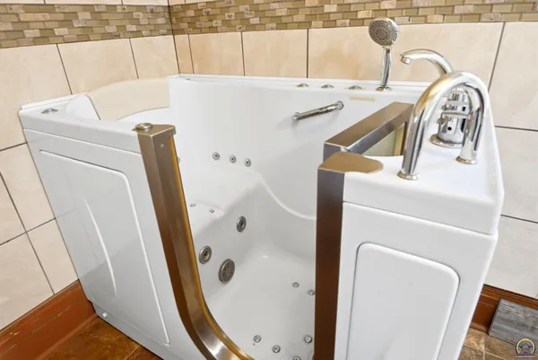 $2,200,000 | 22507 Hessdale Road, Alma, KS 66401