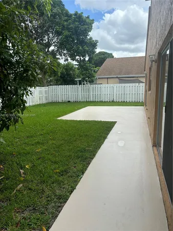 a view of a backyard