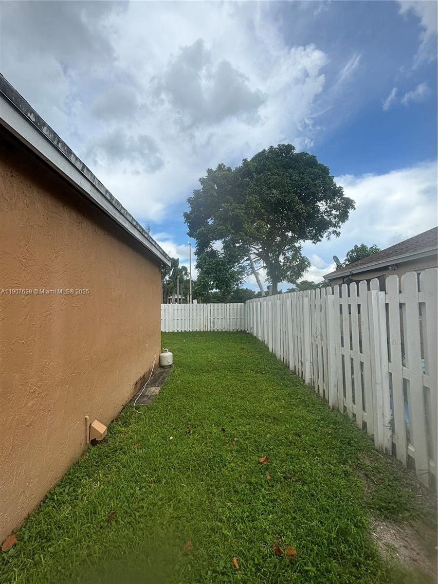 River Run Miramar, FL 33025 - Photo 19 of 29 a backyard of a house with lots of green space and plants