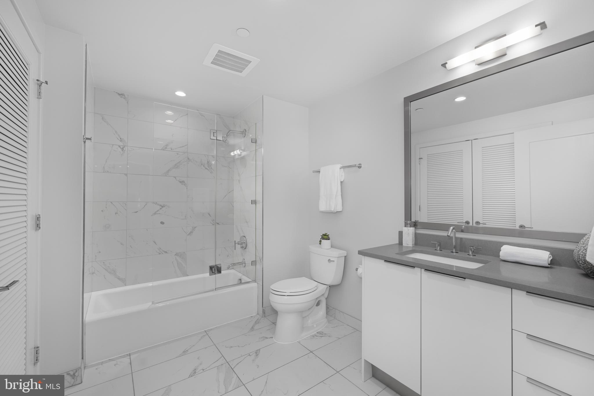 45 Sutton Square Southwest, Unit 406 Washington, DC 20024 - Photo 18 of 29 2nd bath