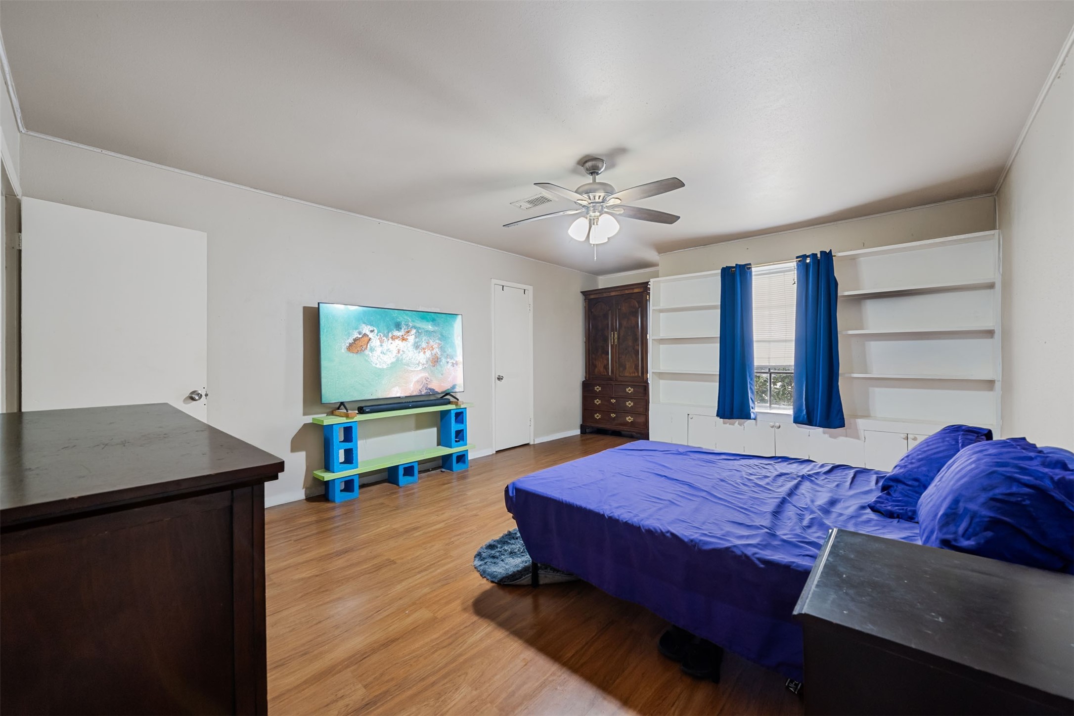 8216 Fondren Road, Unit 8216 Houston, TX 77074 - Photo 15 of 33 a bedroom with a bed and a table in it