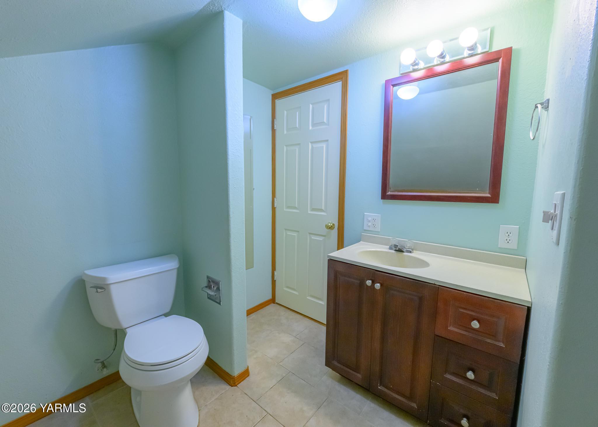 1602 Gordon Road Yakima, WA 98901 - Photo 17 of 24 11 - upstairs bathroom