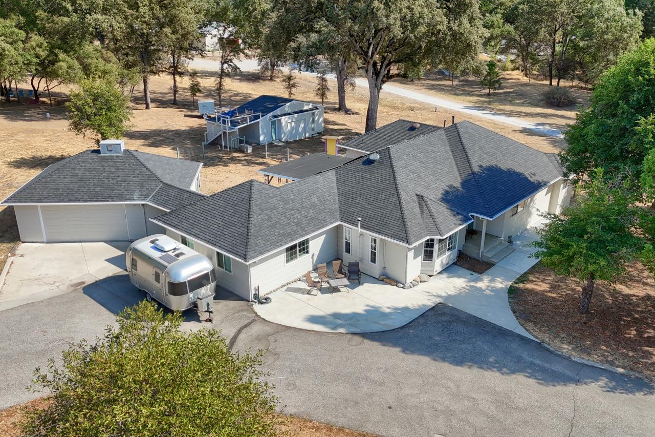 a view of a house with a sink yard and sitting area