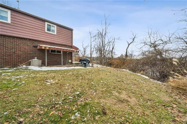 a view of back yard of the house
