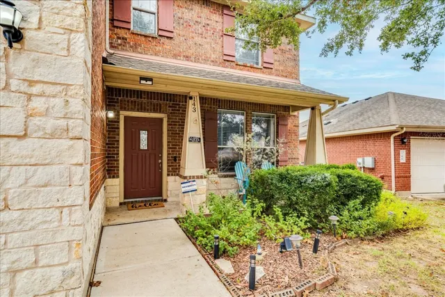 a view of entryway with livingroom
