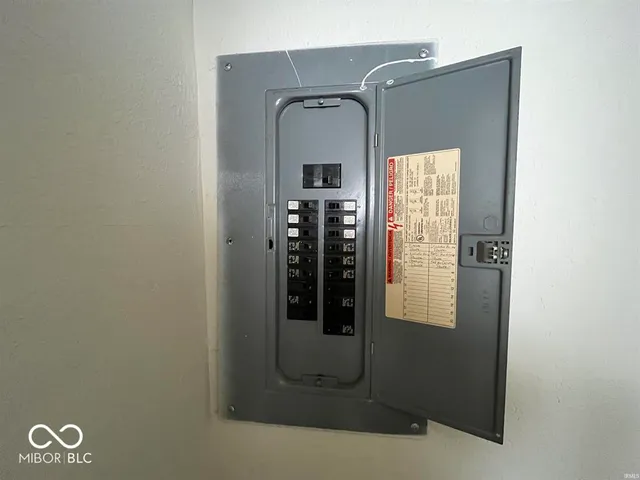 $109,900 | 709 South Vine Street, Muncie, IN 47302