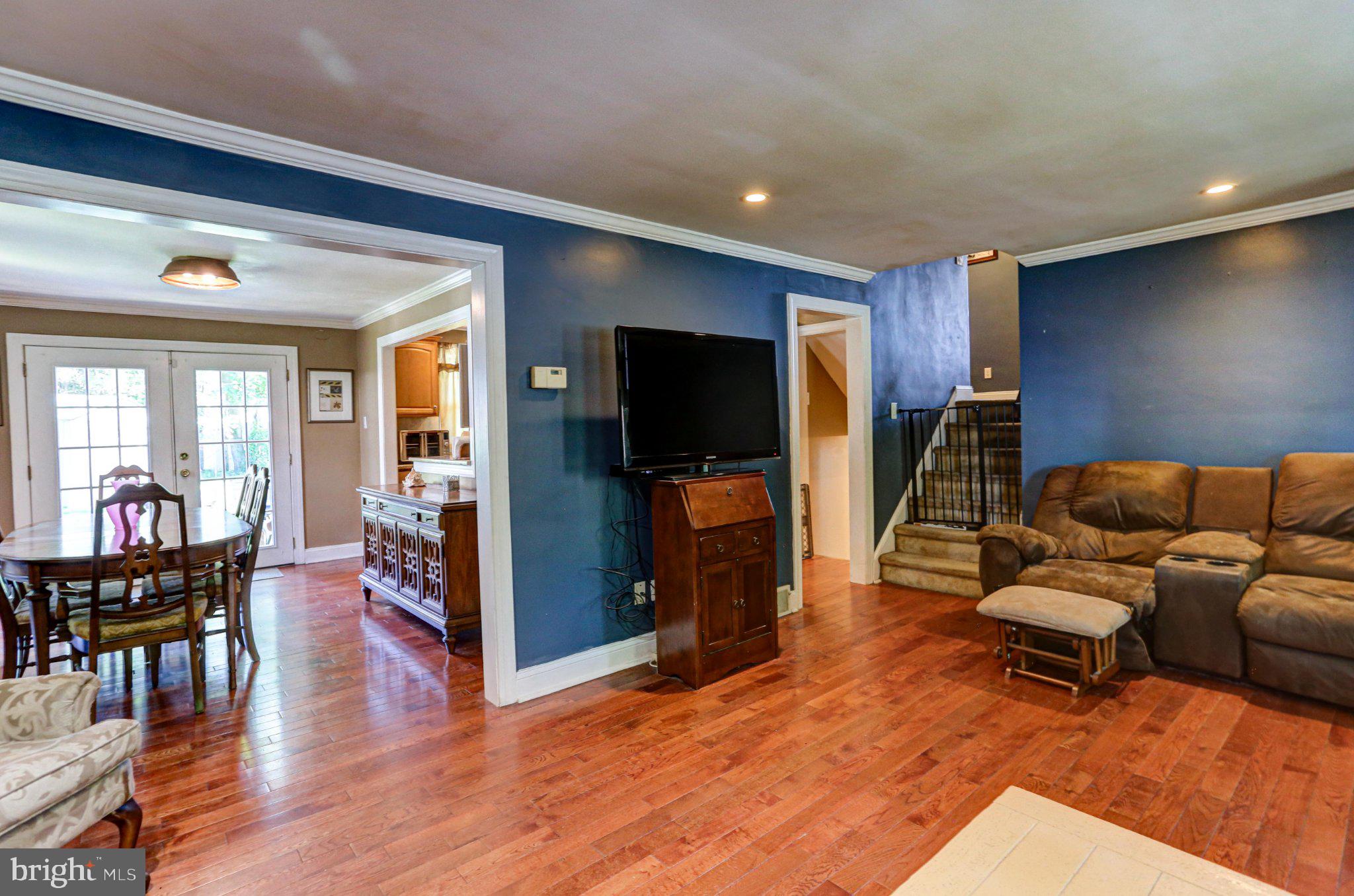 125 West Thomson Avenue Springfield, PA 19064 - Photo 13 of 41 Spacious living area with warm tones.