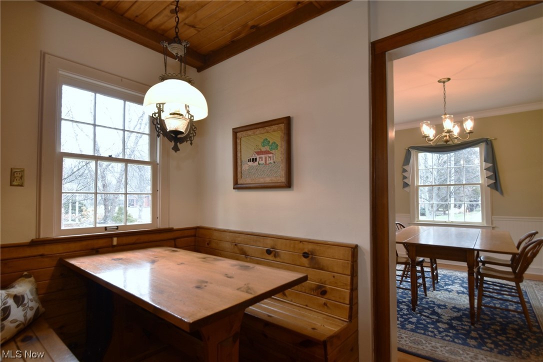 3712 Traver Road Beachwood, OH 44122 - Photo 18 of 43 Banquet seating open to kitchen for converstaion