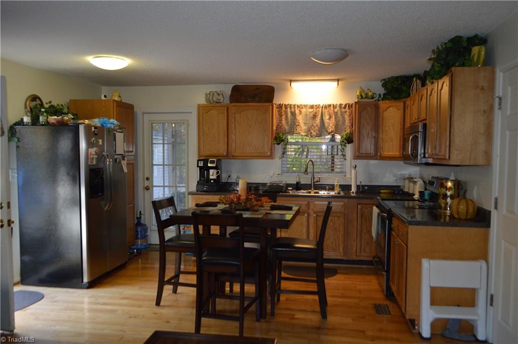 946 Quaker Road Mount Airy, NC 27030 - Photo 5 of 24 Gallery Image 5