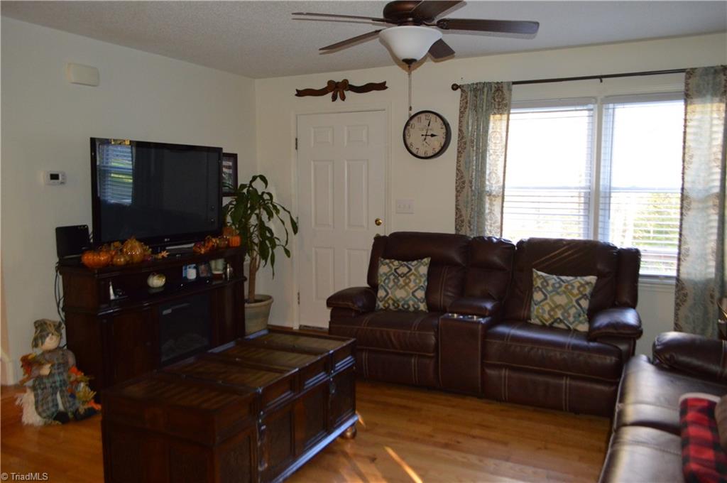 946 Quaker Road Mount Airy, NC 27030 - Photo 7 of 24 Gallery Image 7