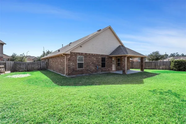 a view of a house with backyard