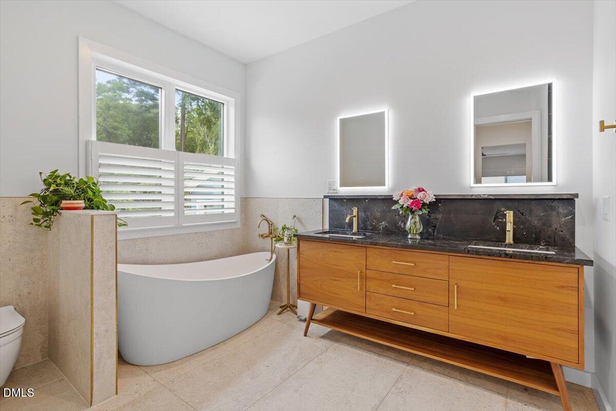 1410 Duplin Road Raleigh, NC 27607 - Photo 26 of 54 Free-Standing Tub