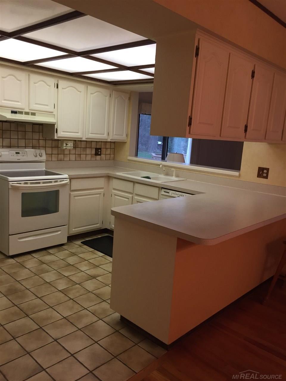 919 Stag Ridge Road Rochester Hills, MI 48309 - Photo 4 of 16