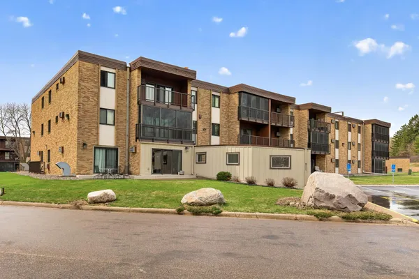 $114,900 | 2690 Oxford Street North, Unit 239, Roseville, MN 55113