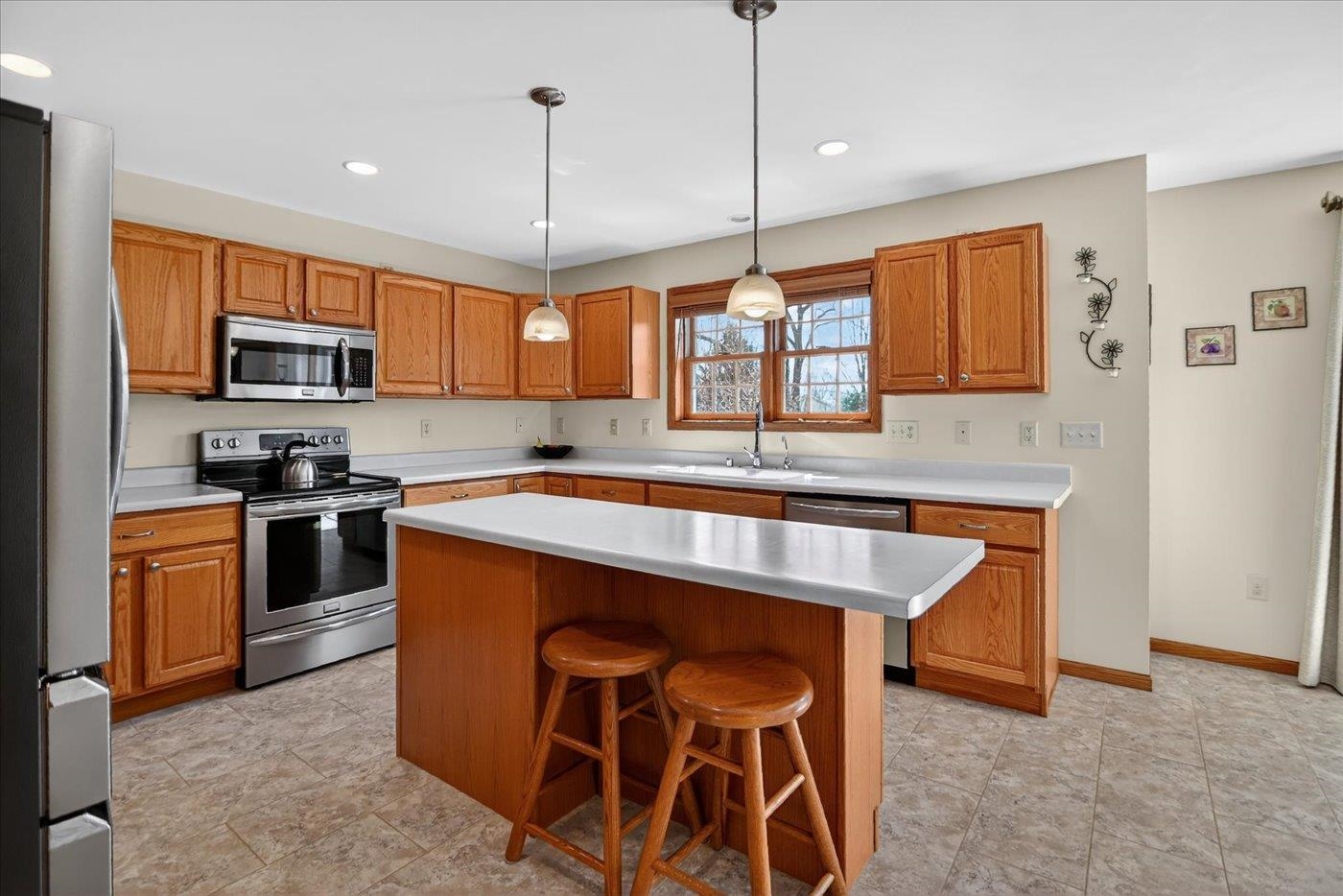 6825 Bluff Point Drive Madison, WI 53718 - Photo 8 of 35