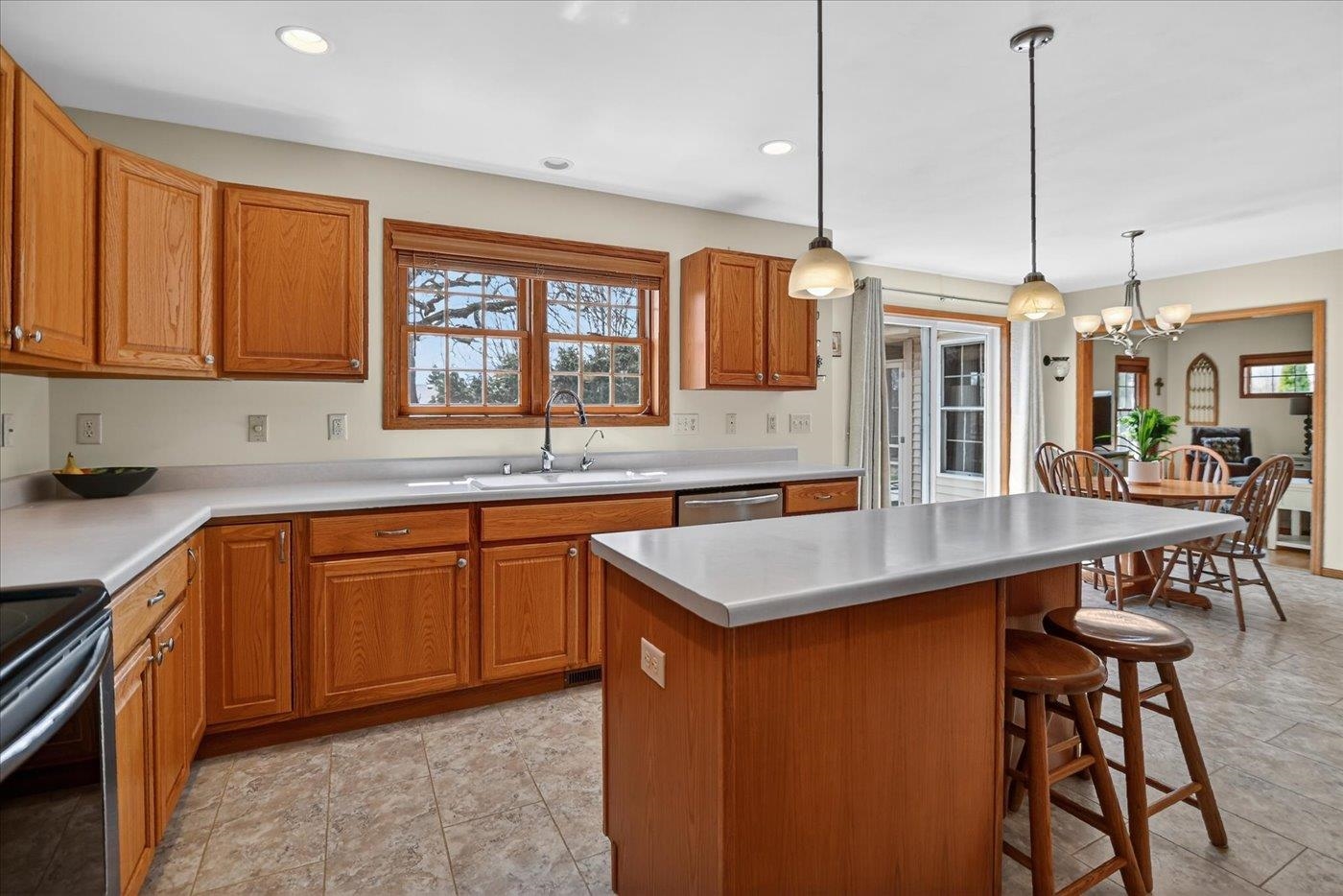 6825 Bluff Point Drive Madison, WI 53718 - Photo 9 of 35