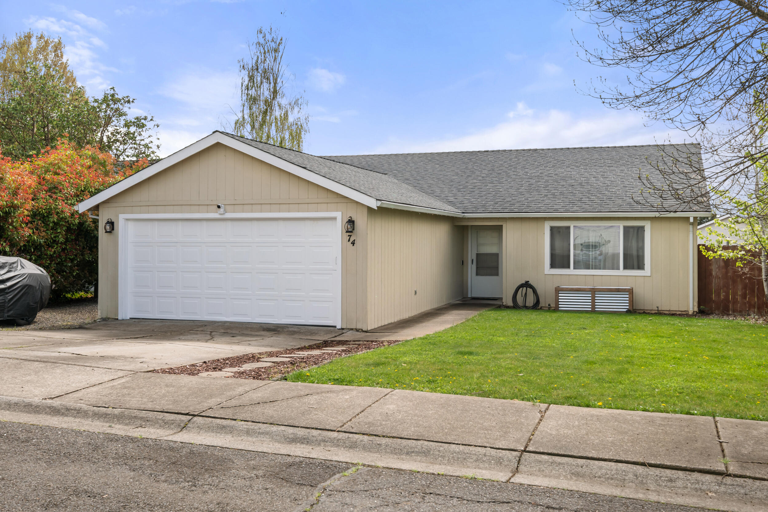 74 Eagle View Drive Eagle Point, OR 97524 - Photo 2 of 31 74 Eagle View Dr_ Eagle Point_ OR 97524-